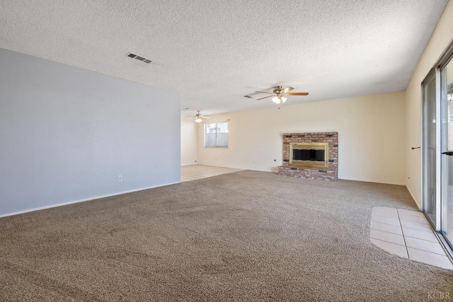 883 Clover Ln, Hanford, CA 93230