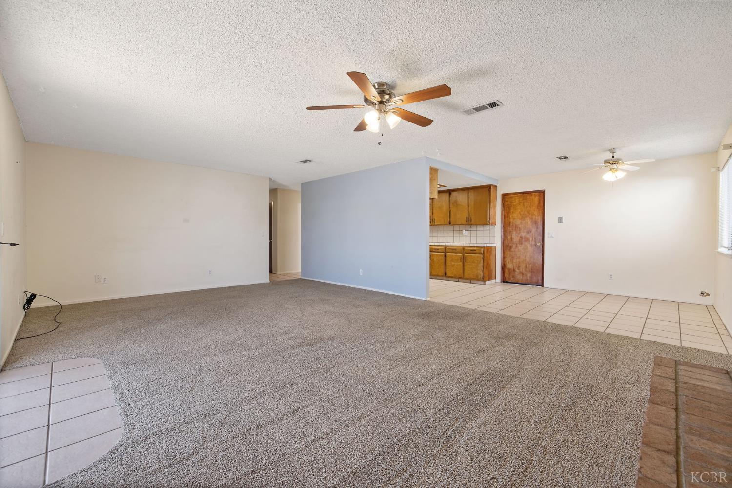 883 Clover Ln, Hanford, CA 93230
