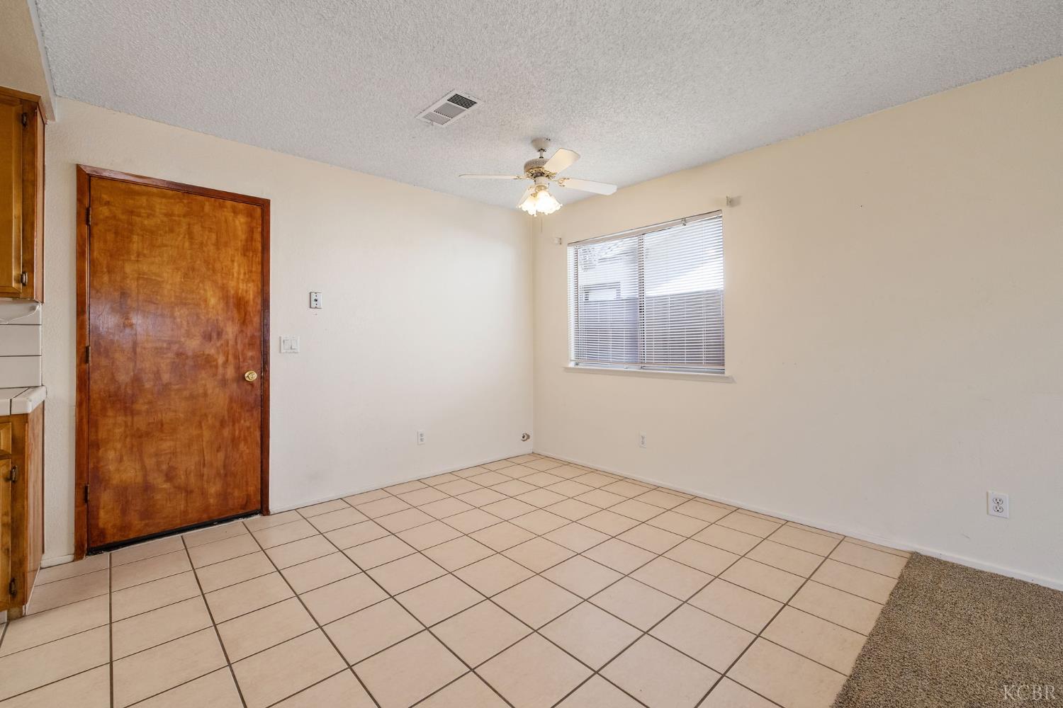 883 Clover Ln, Hanford, CA 93230