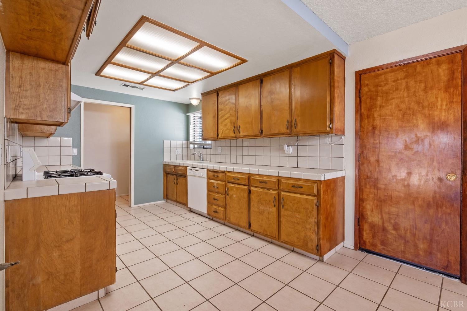 883 Clover Ln, Hanford, CA 93230