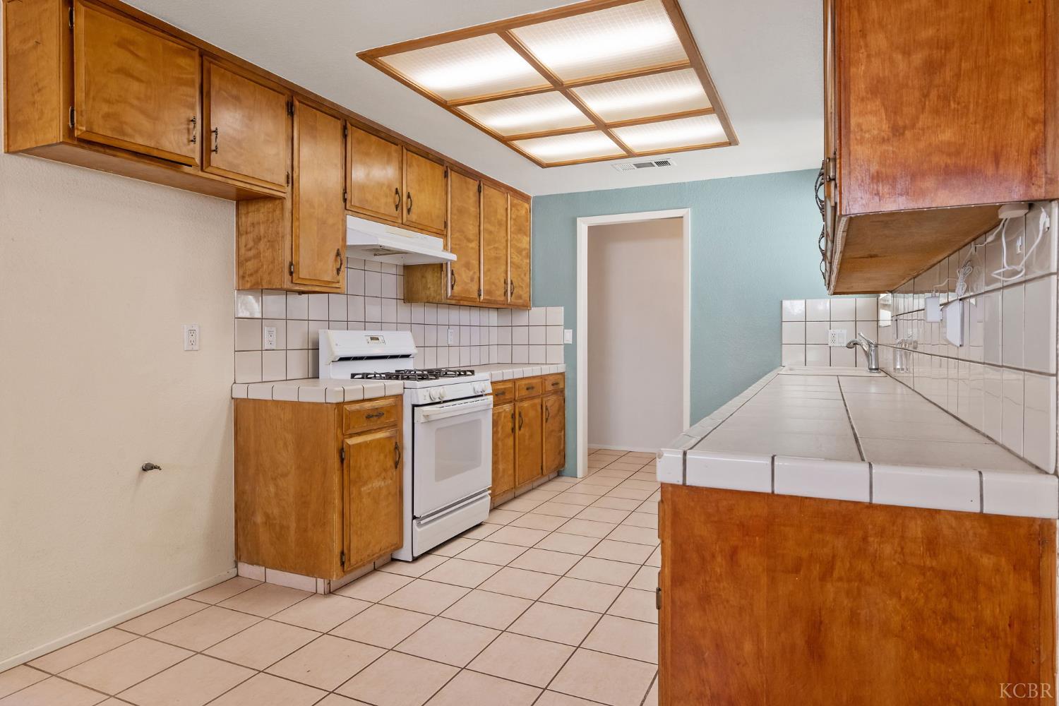 883 Clover Ln, Hanford, CA 93230