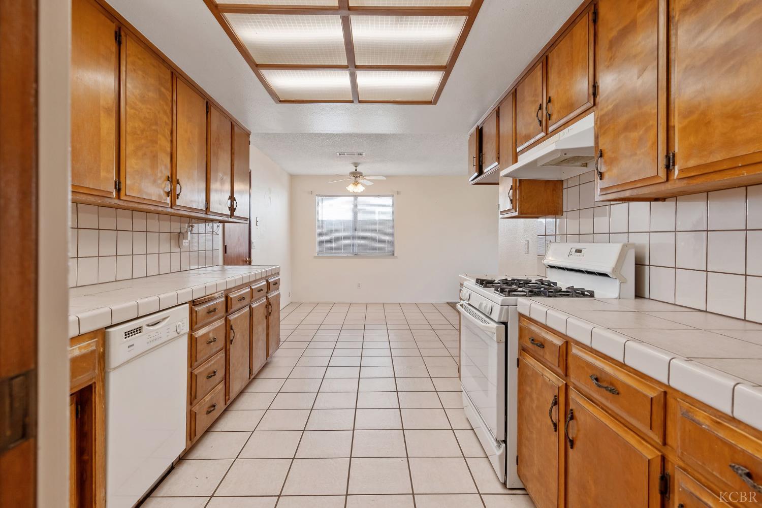 883 Clover Ln, Hanford, CA 93230