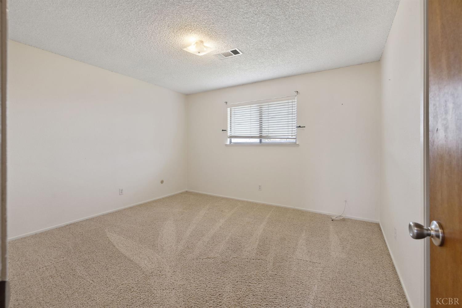 883 Clover Ln, Hanford, CA 93230