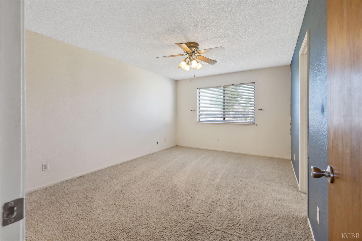 883 Clover Ln, Hanford, CA 93230