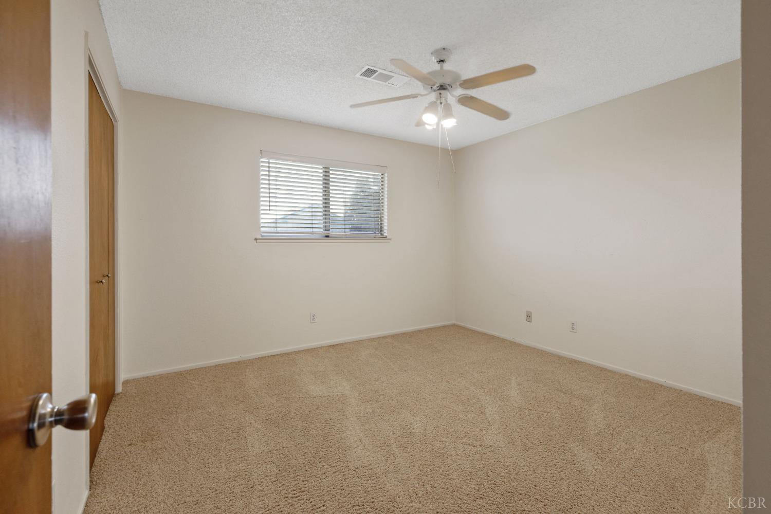 883 Clover Ln, Hanford, CA 93230