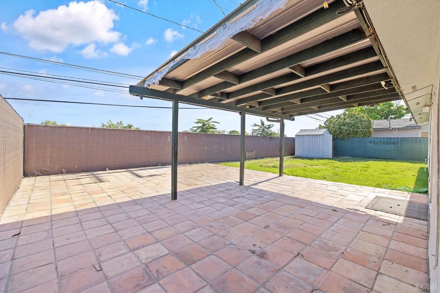 883 Clover Ln, Hanford, CA 93230