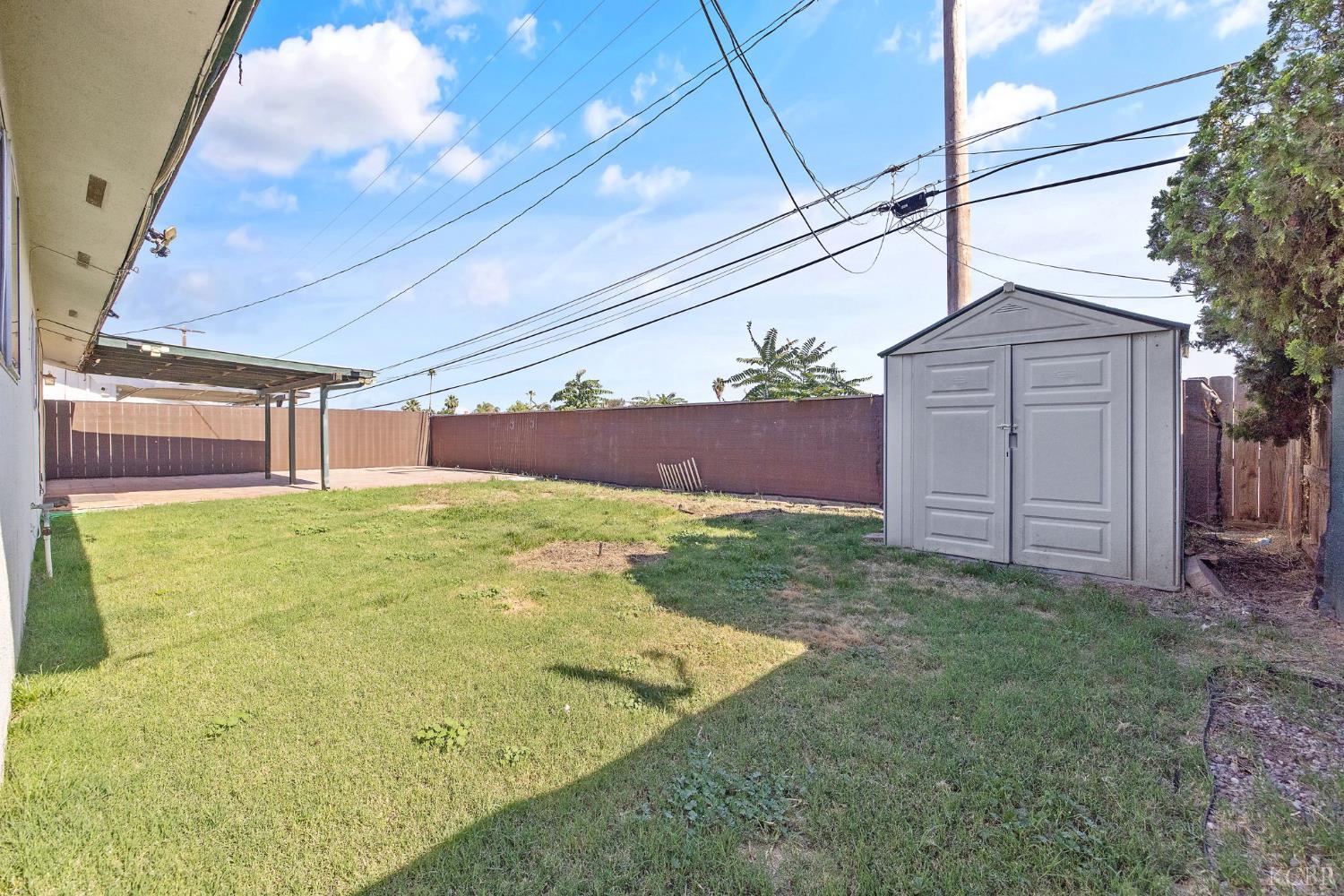 883 Clover Ln, Hanford, CA 93230