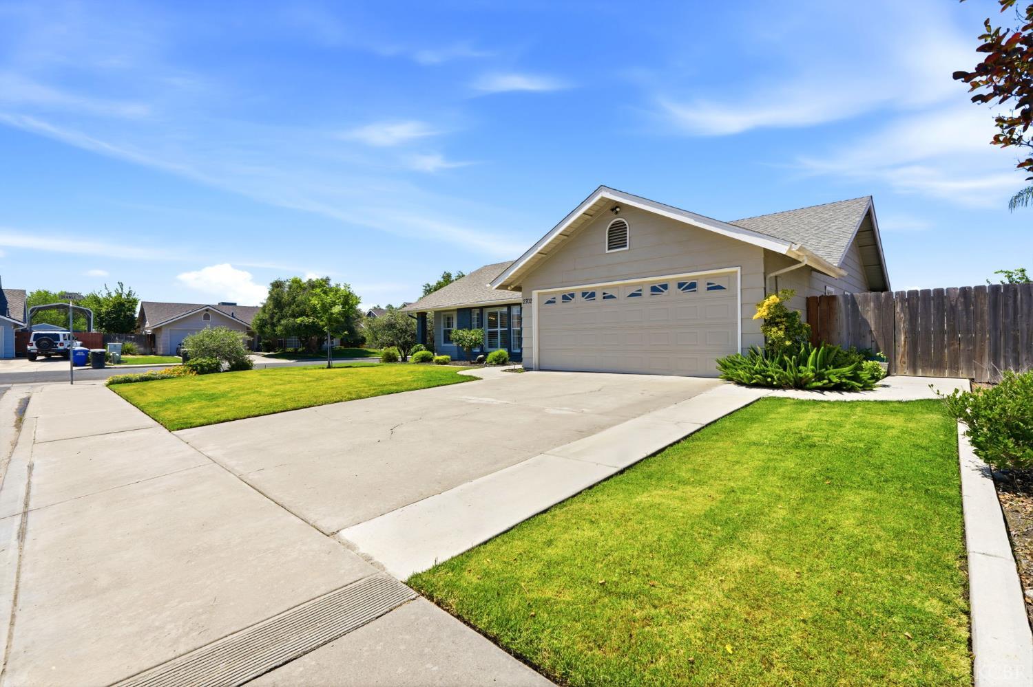2702 Burl Ct, Hanford, CA 93230
