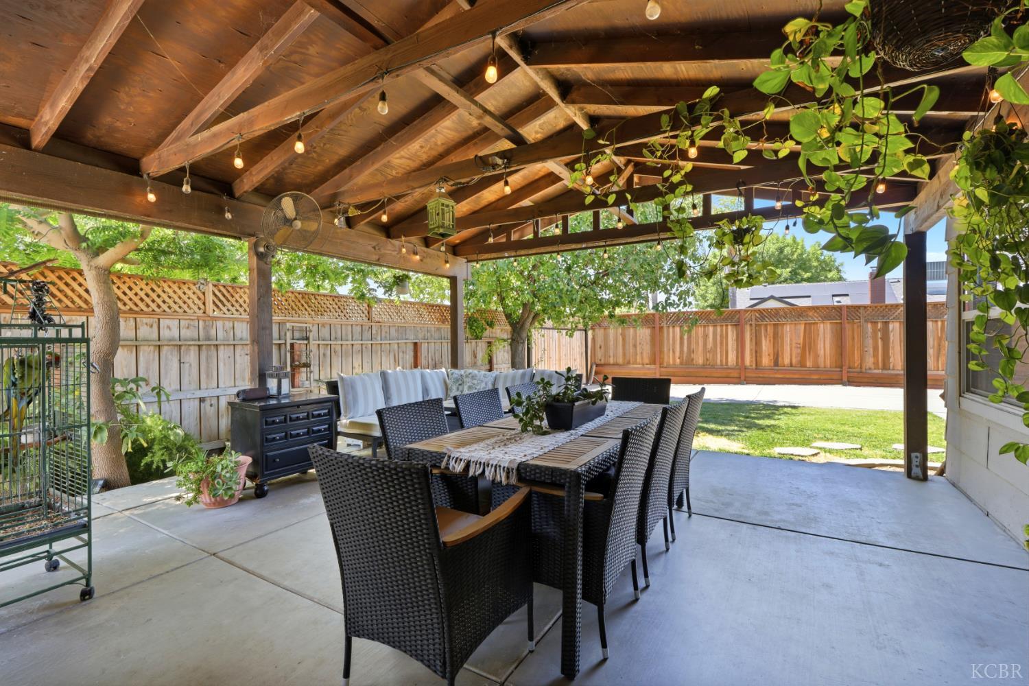 2702 Burl Ct, Hanford, CA 93230