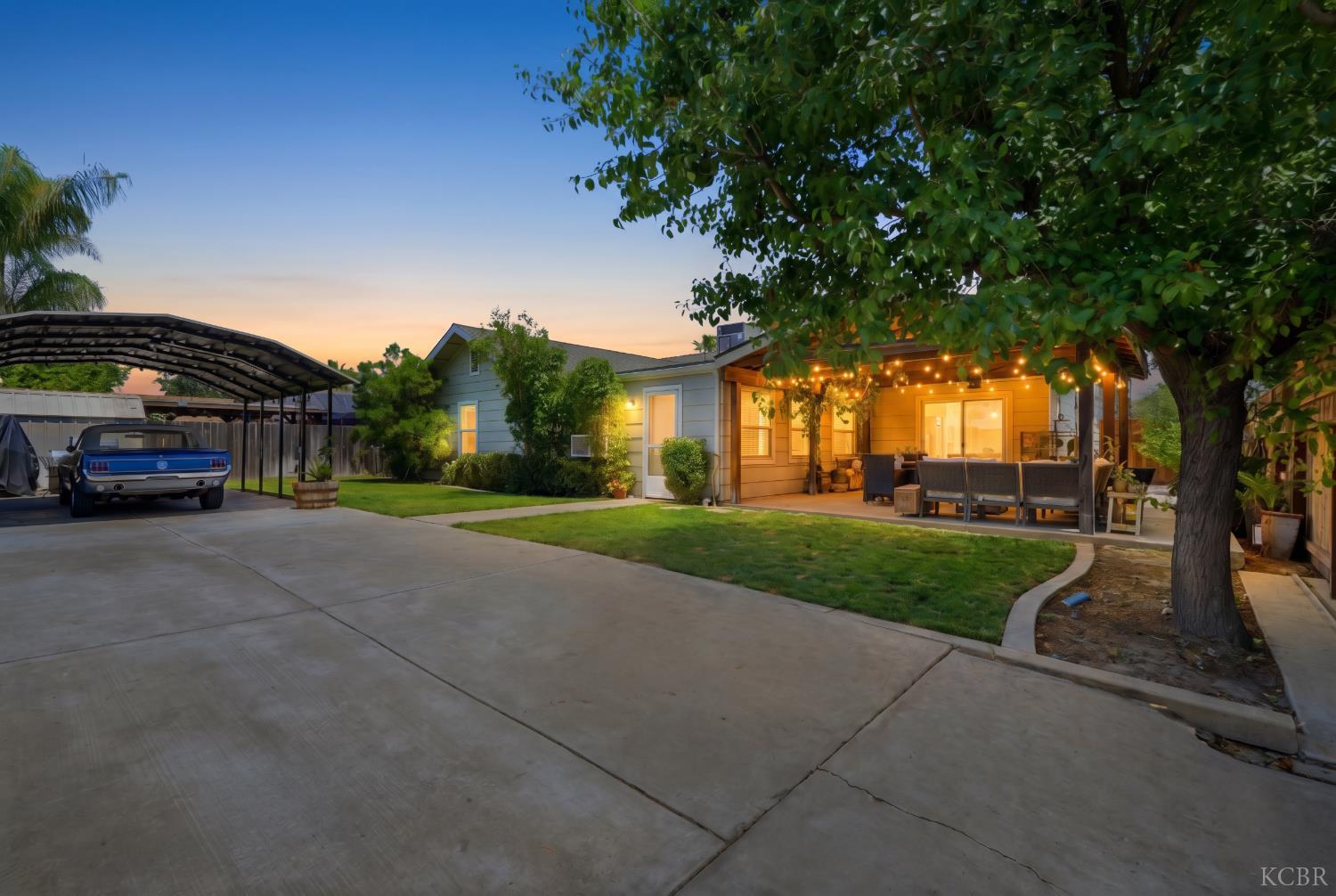 2702 Burl Ct, Hanford, CA 93230
