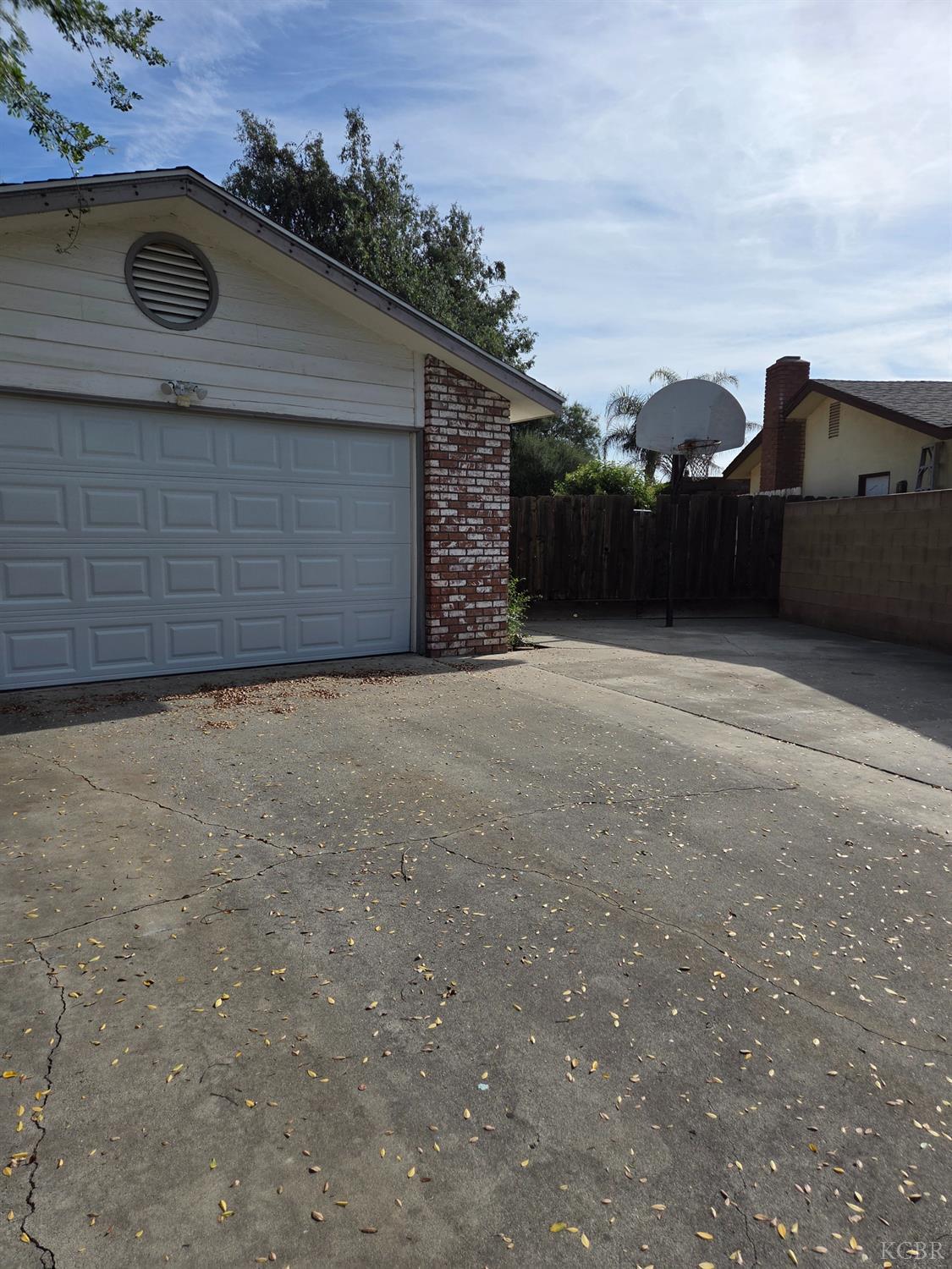 2889 Adrian Cir, Hanford, CA 93230