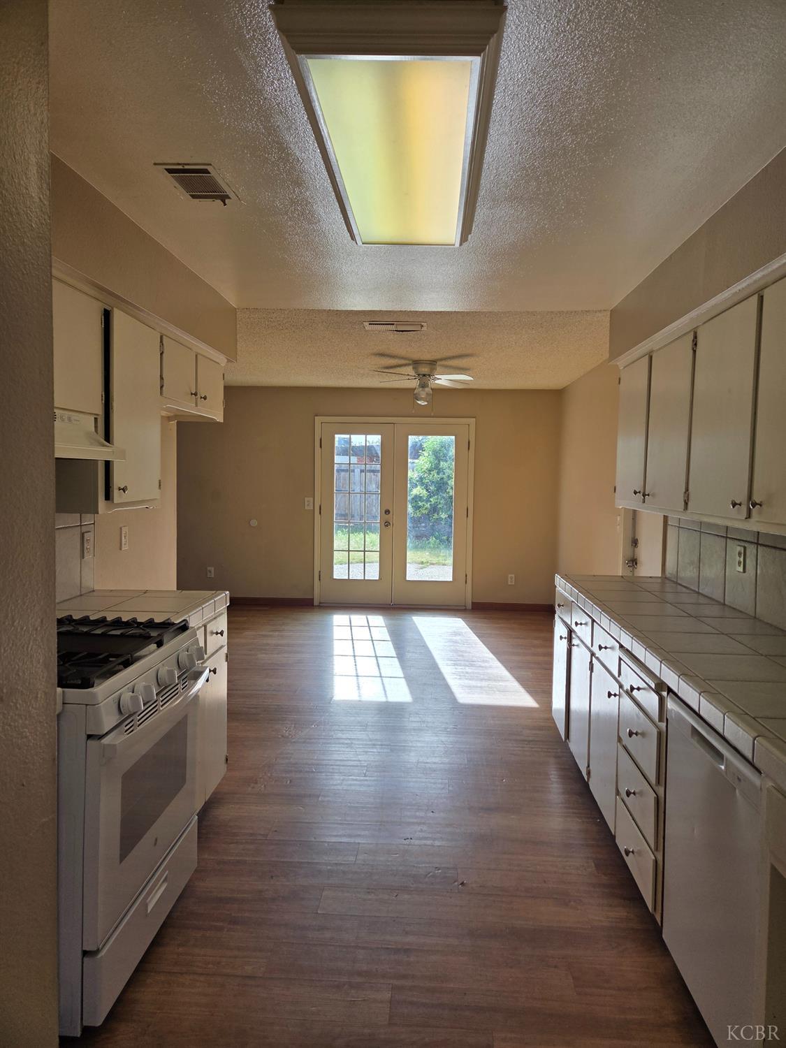 2889 Adrian Cir, Hanford, CA 93230