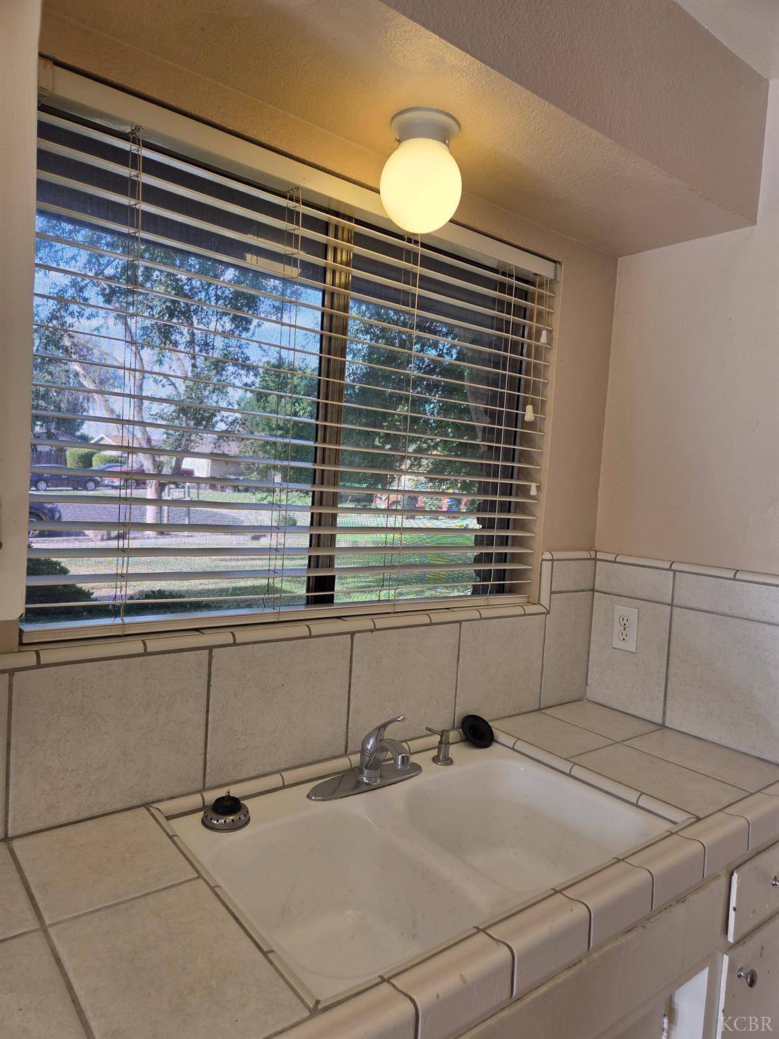 2889 Adrian Cir, Hanford, CA 93230