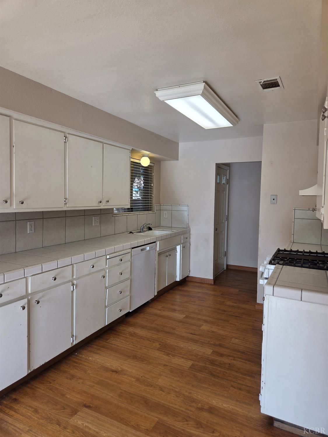 2889 Adrian Cir, Hanford, CA 93230