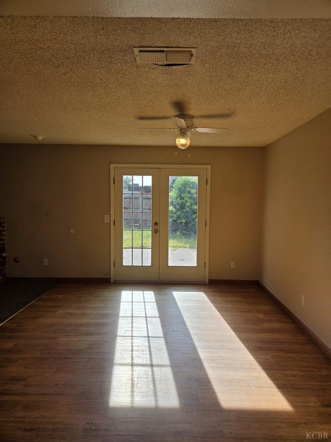 2889 Adrian Cir, Hanford, CA 93230
