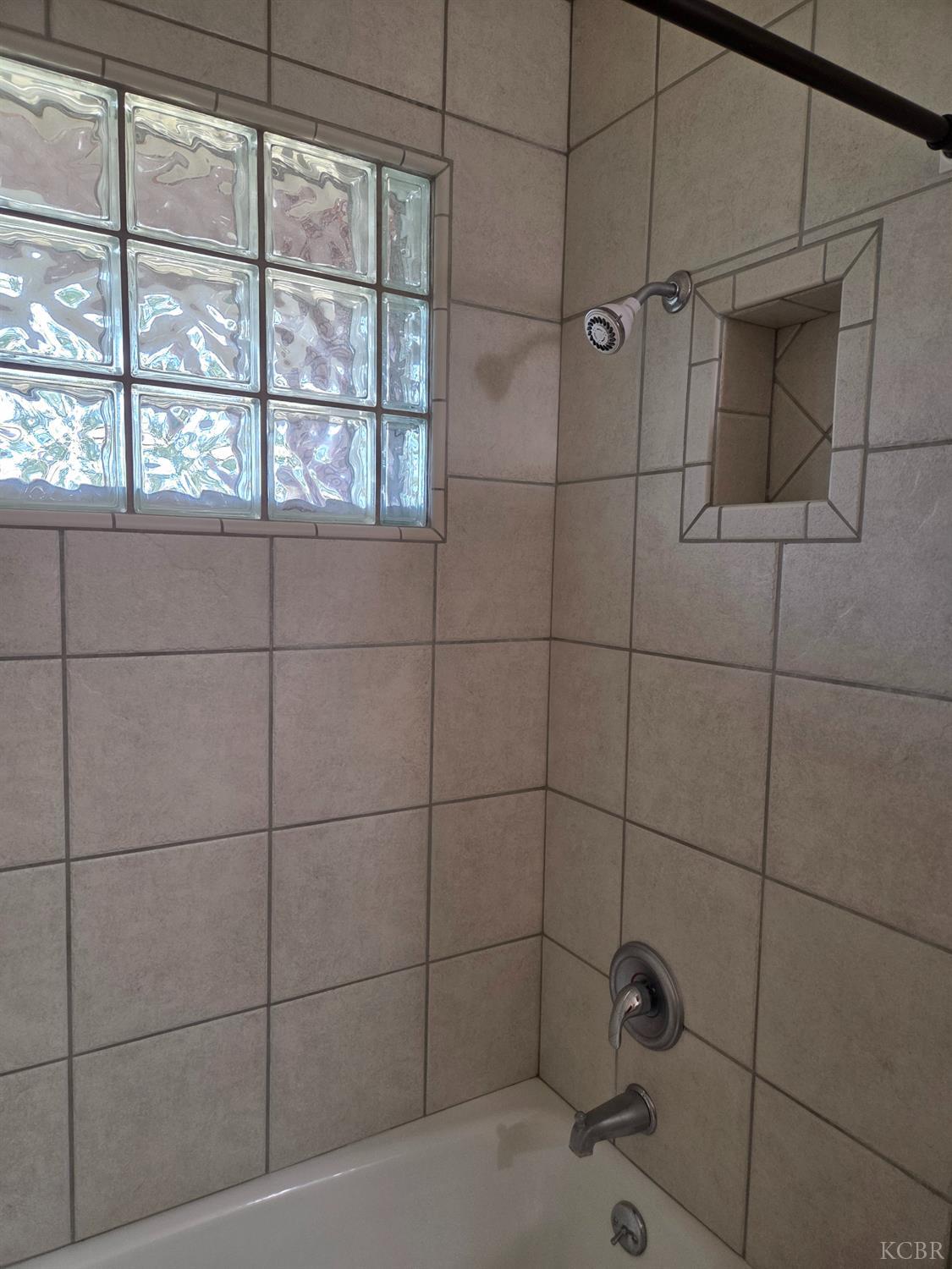 2889 Adrian Cir, Hanford, CA 93230