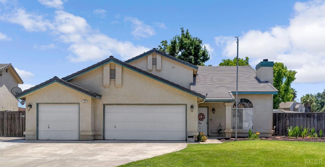 717 E Spring Ln, Lemoore, CA 93245