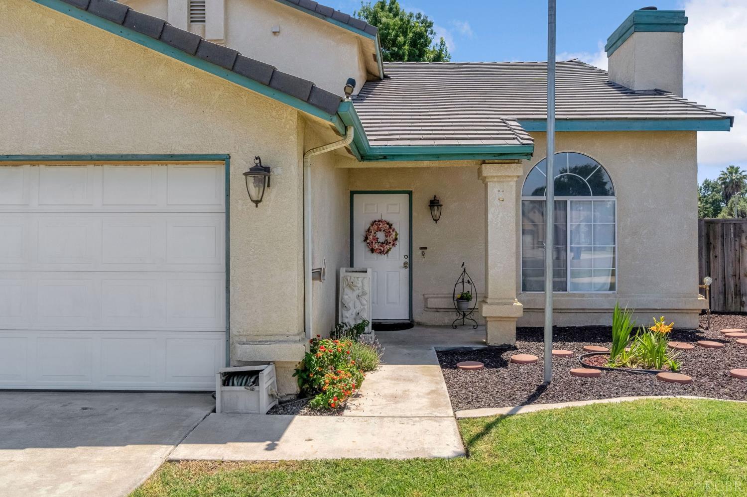 717 E Spring Ln, Lemoore, CA 93245
