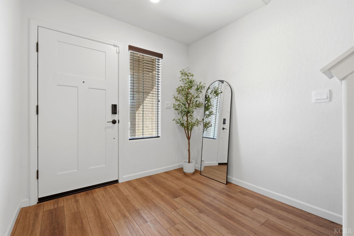 1033 E Loyola Ave, Visalia, CA 93292