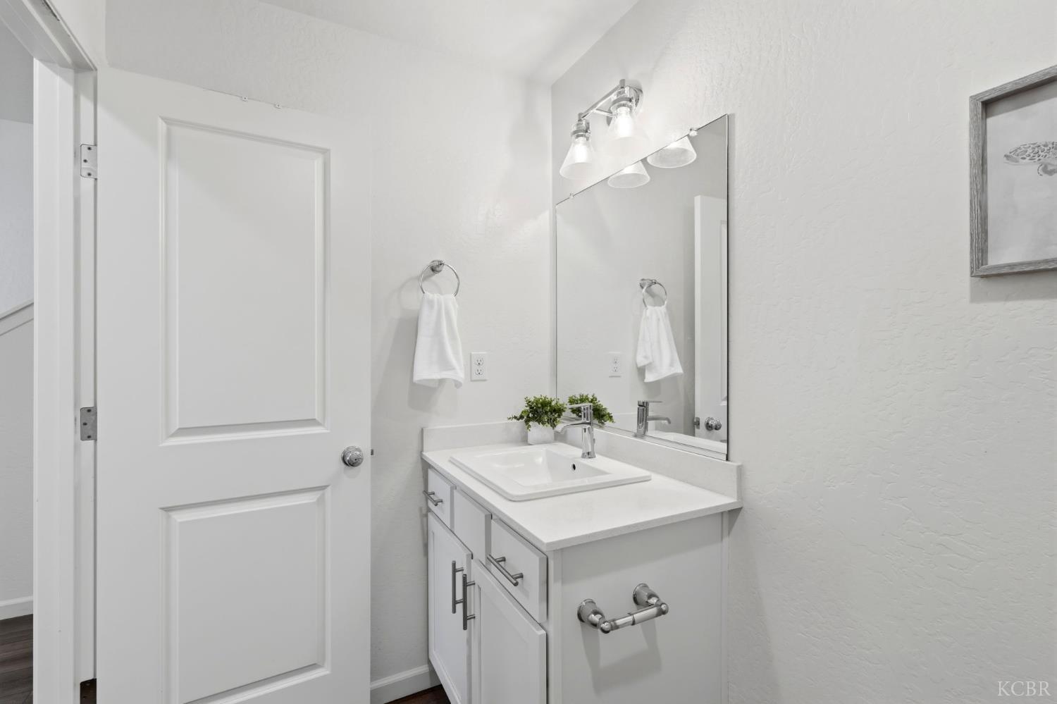 1033 E Loyola Ave, Visalia, CA 93292