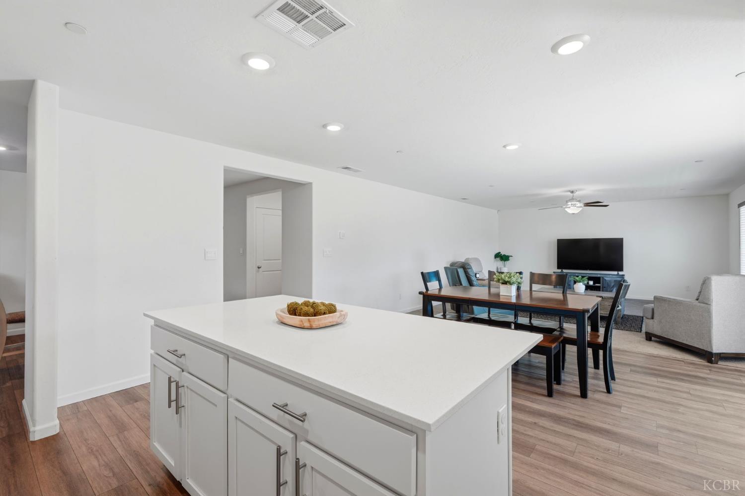 1033 E Loyola Ave, Visalia, CA 93292