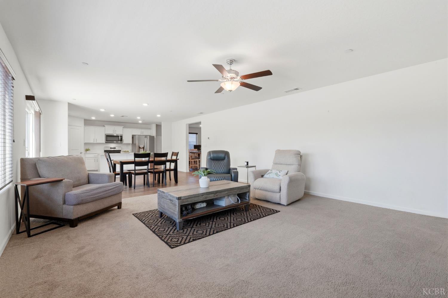 1033 E Loyola Ave, Visalia, CA 93292