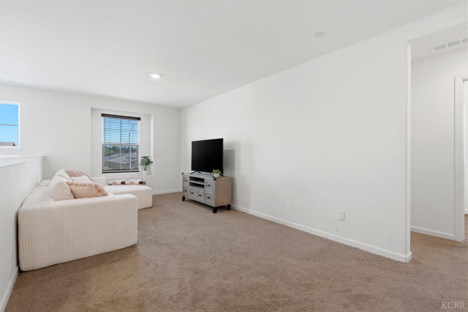 1033 E Loyola Ave, Visalia, CA 93292