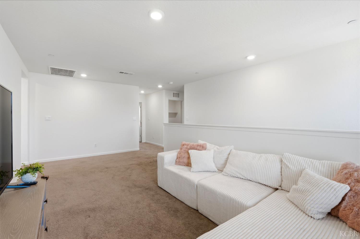 1033 E Loyola Ave, Visalia, CA 93292