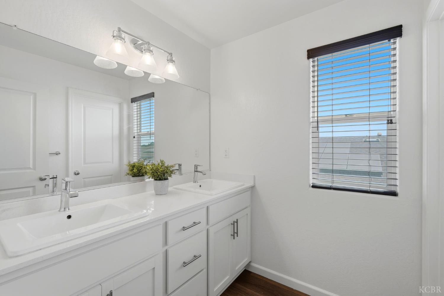 1033 E Loyola Ave, Visalia, CA 93292