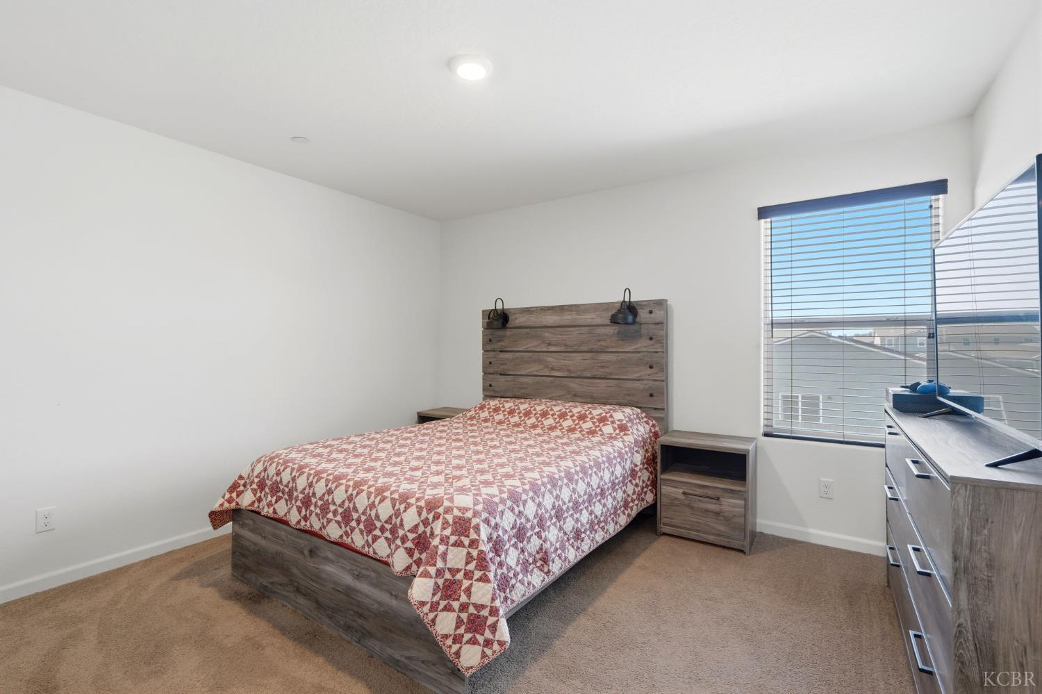 1033 E Loyola Ave, Visalia, CA 93292