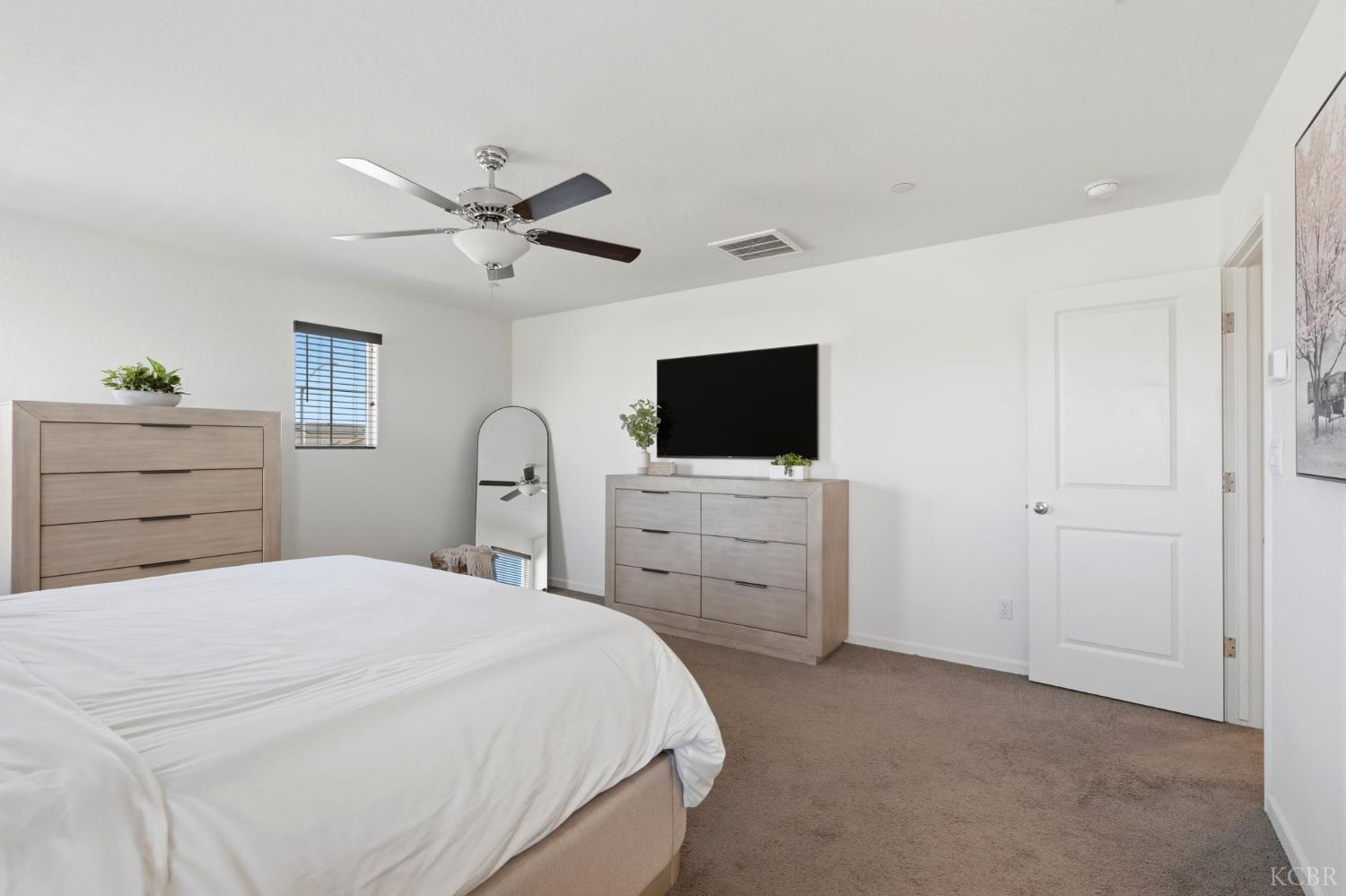 1033 E Loyola Ave, Visalia, CA 93292