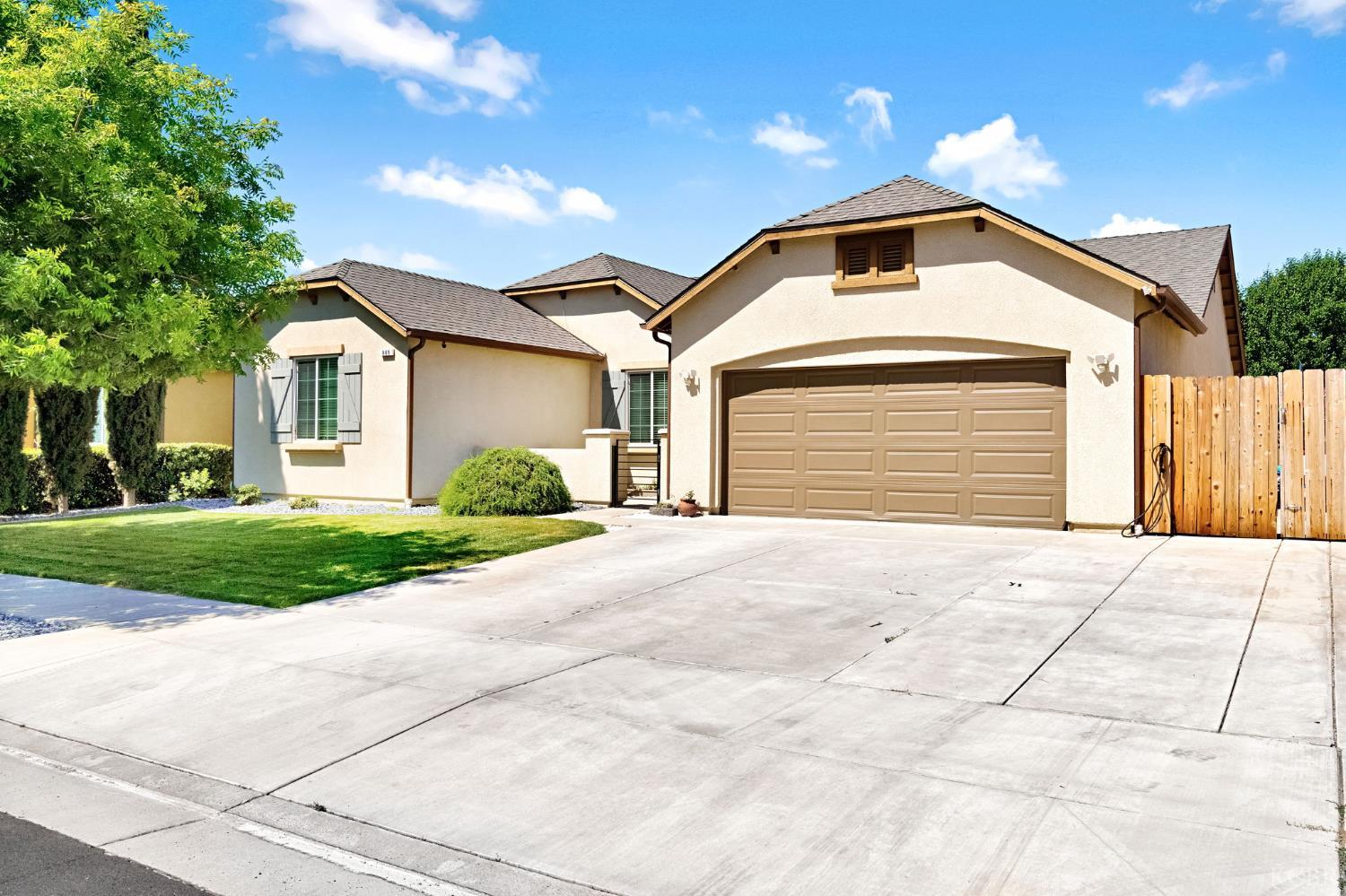 889 Legend Dr, Lemoore, CA 93245