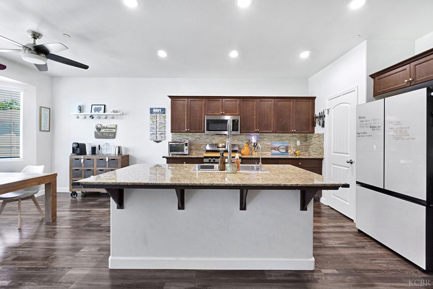 889 Legend Dr, Lemoore, CA 93245