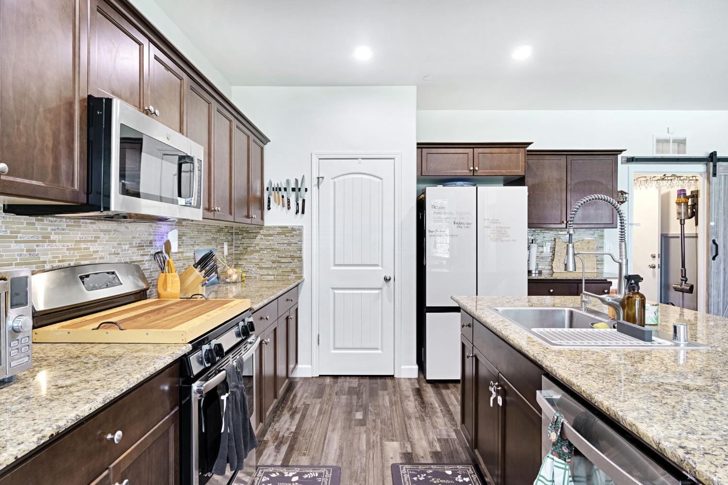 889 Legend Dr, Lemoore, CA 93245