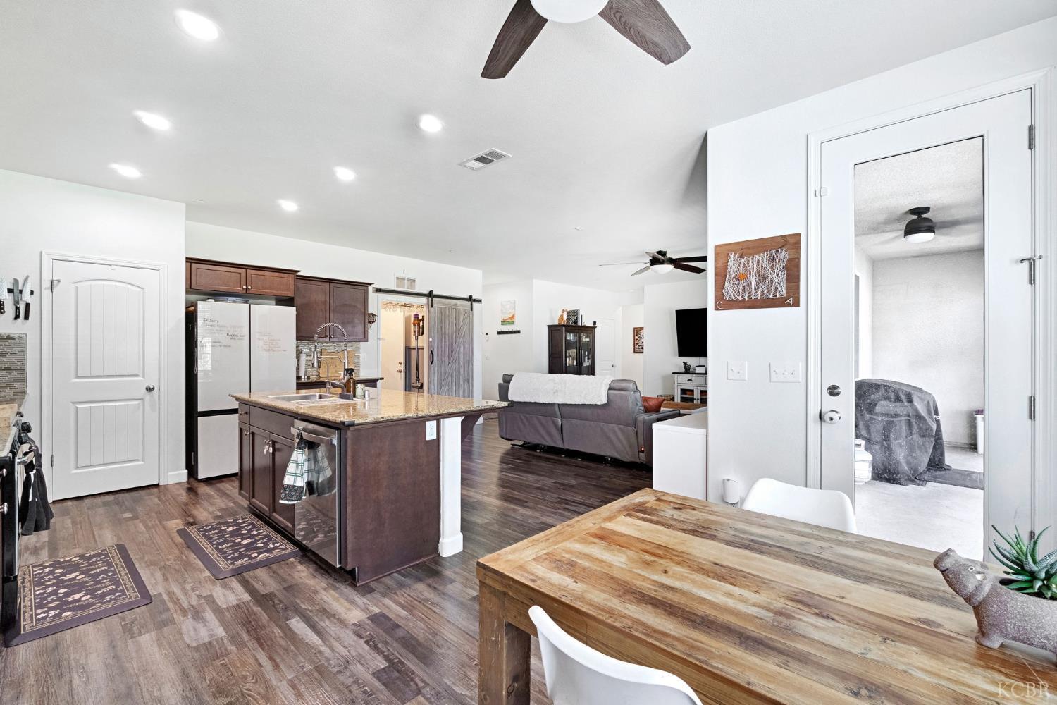 889 Legend Dr, Lemoore, CA 93245