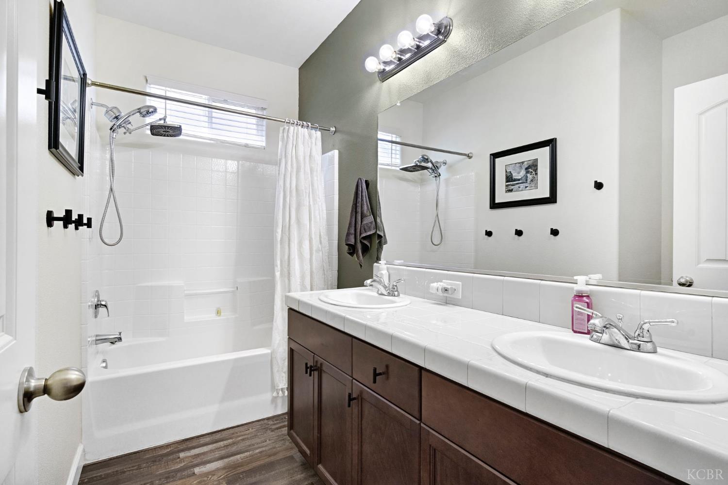 889 Legend Dr, Lemoore, CA 93245