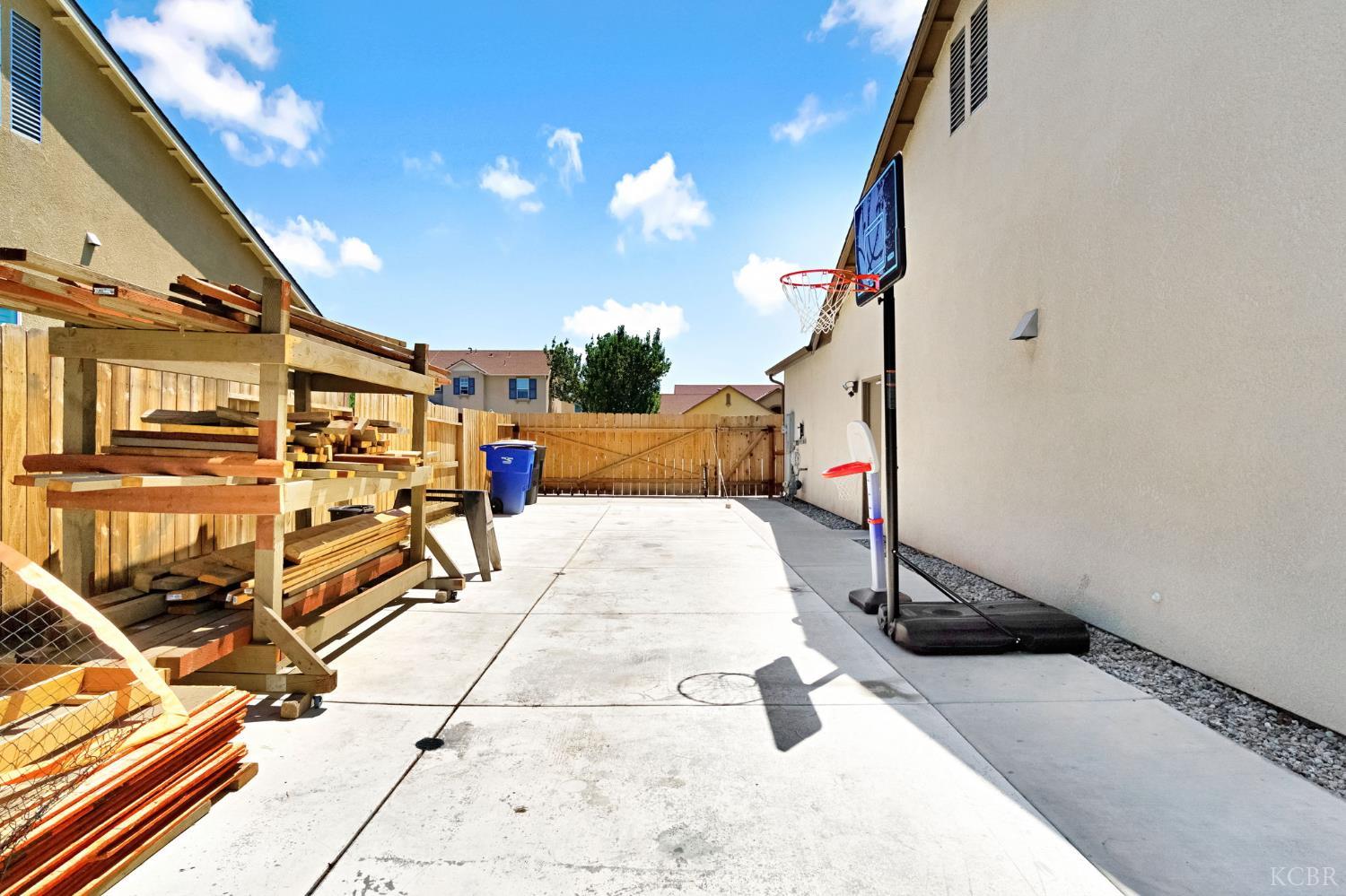 889 Legend Dr, Lemoore, CA 93245