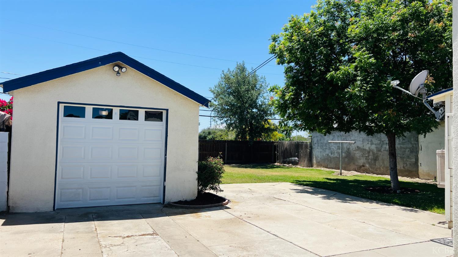 523 W Ivy St, Hanford, CA 93230