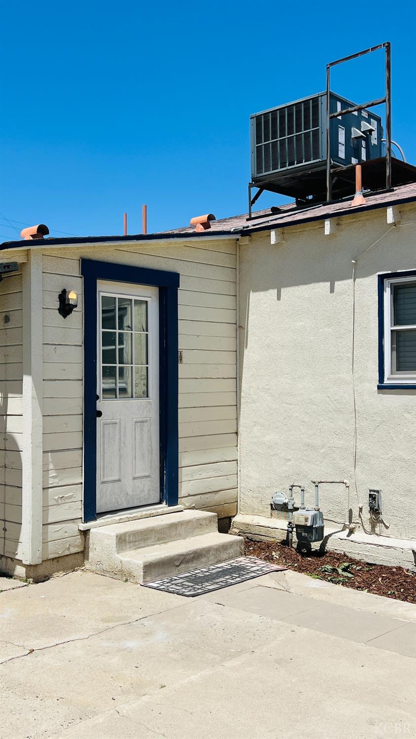 523 W Ivy St, Hanford, CA 93230