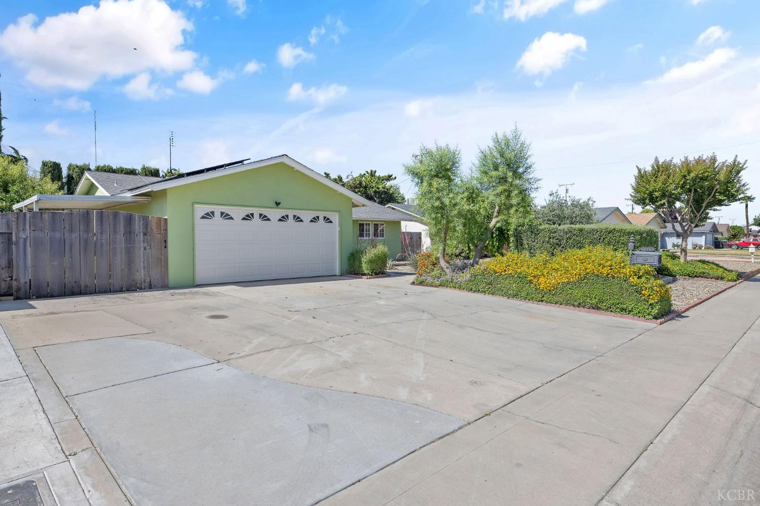 3325 W Laurel Ave W, Visalia, CA 93277