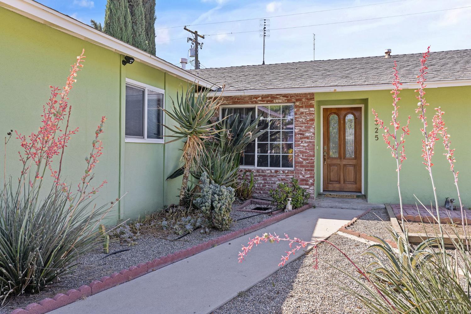 3325 W Laurel Ave W, Visalia, CA 93277
