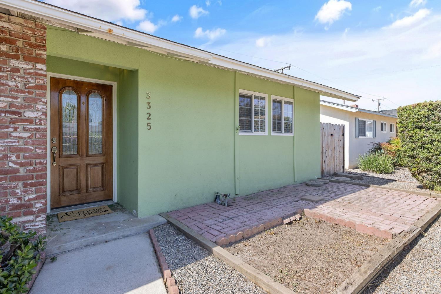 3325 W Laurel Ave W, Visalia, CA 93277