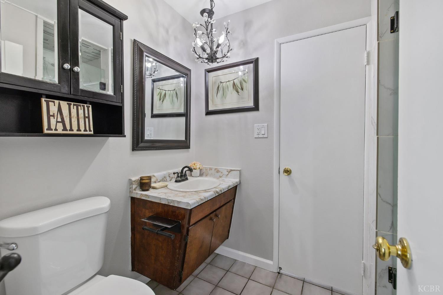 3325 W Laurel Ave W, Visalia, CA 93277