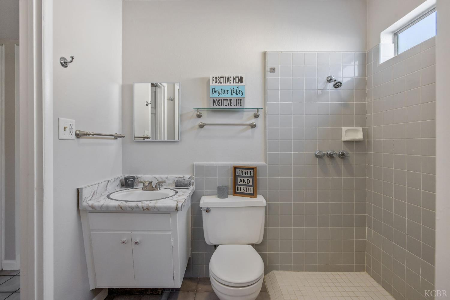 3325 W Laurel Ave W, Visalia, CA 93277