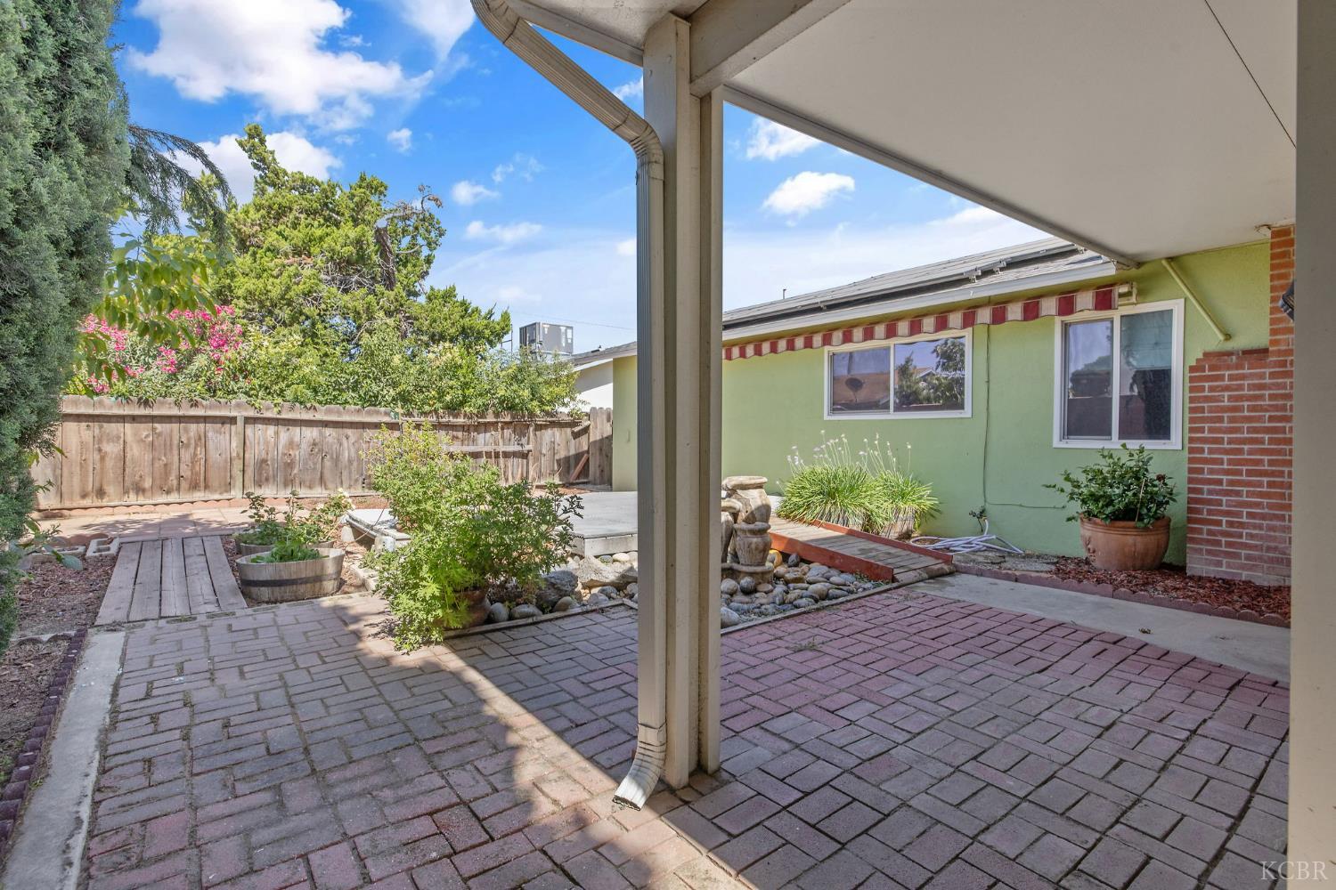 3325 W Laurel Ave W, Visalia, CA 93277