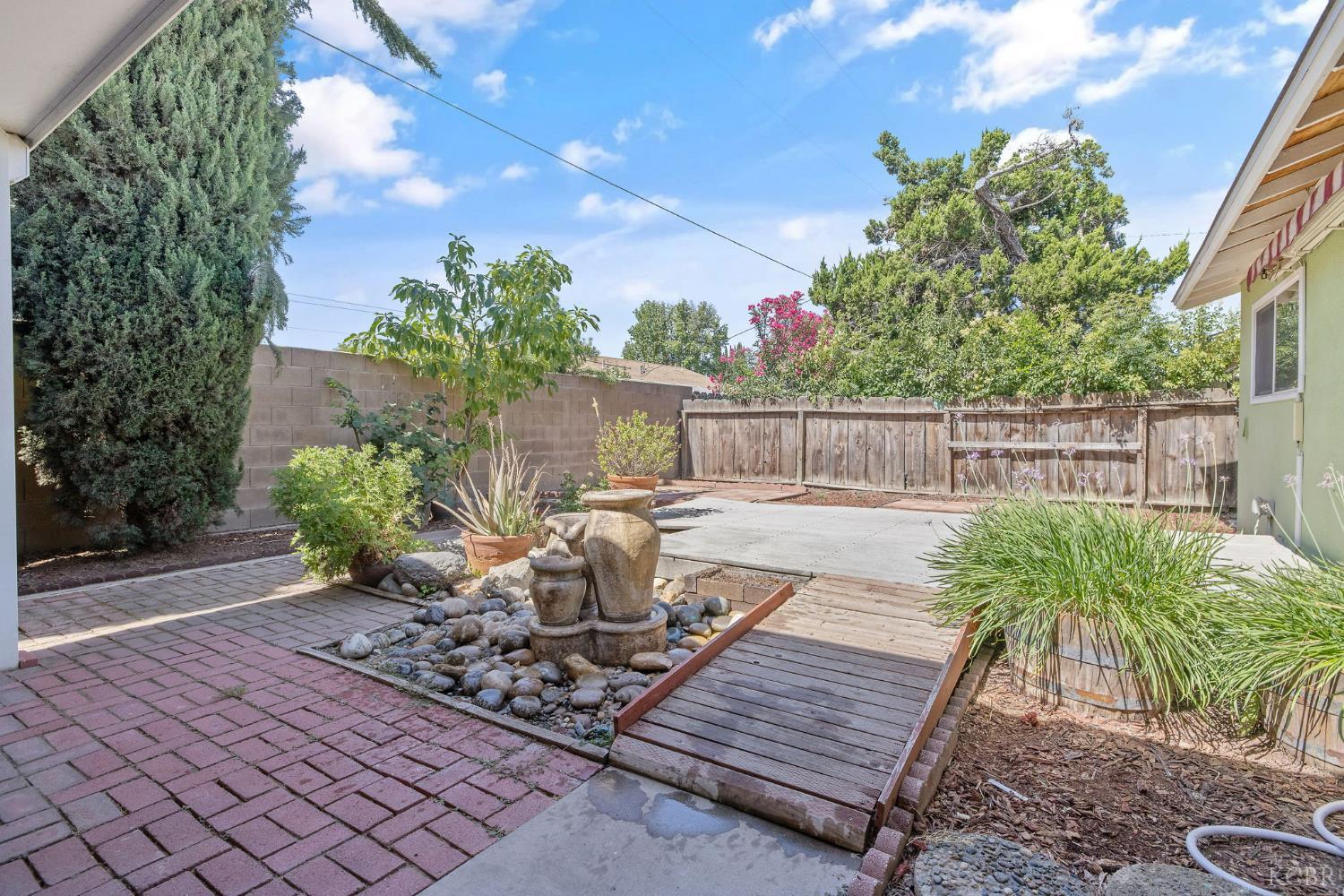 3325 W Laurel Ave W, Visalia, CA 93277
