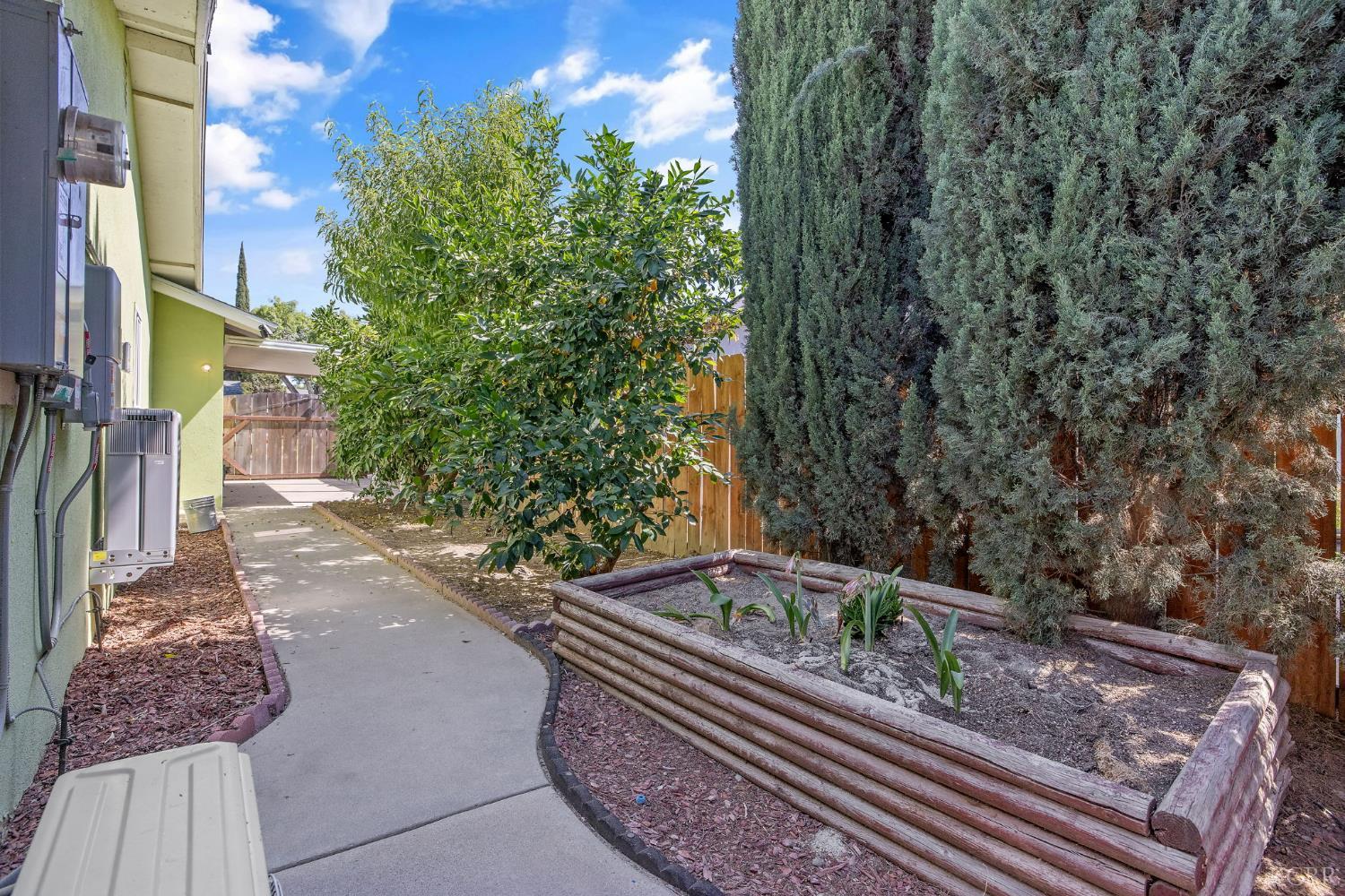 3325 W Laurel Ave W, Visalia, CA 93277