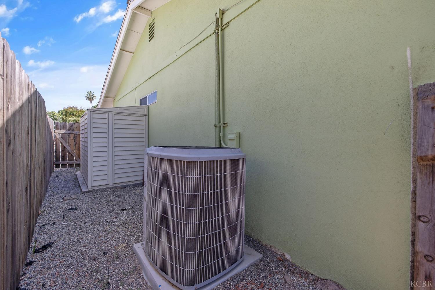 3325 W Laurel Ave W, Visalia, CA 93277