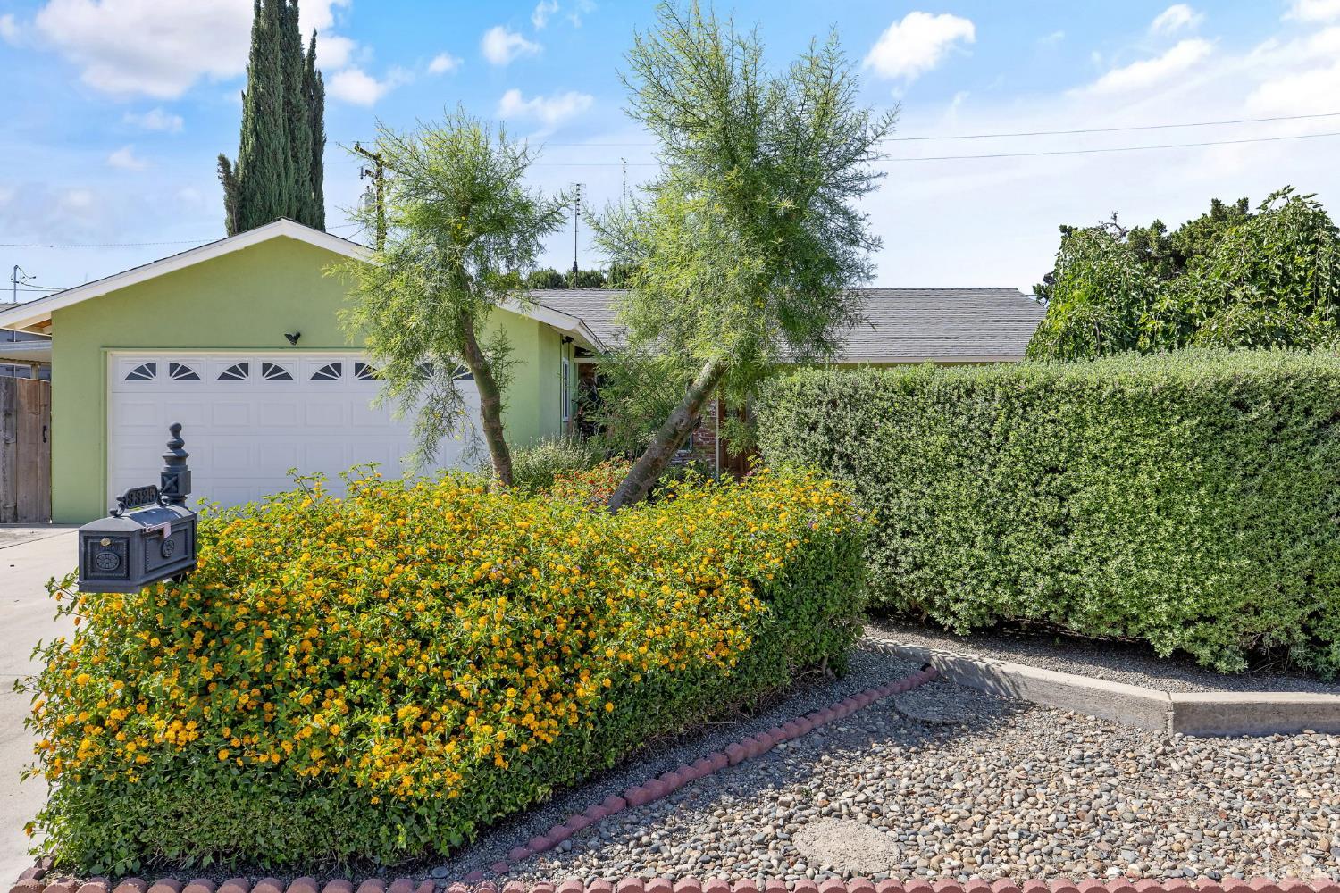 3325 W Laurel Ave W, Visalia, CA 93277