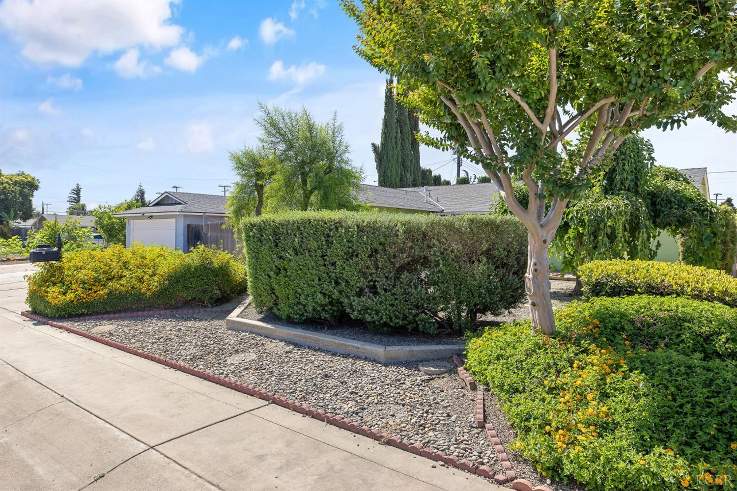 3325 W Laurel Ave W, Visalia, CA 93277